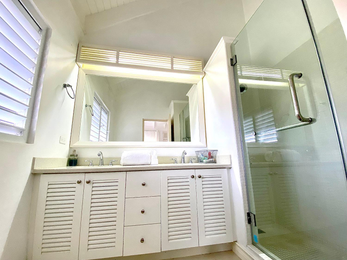 Bathroom 5, Cloud 899