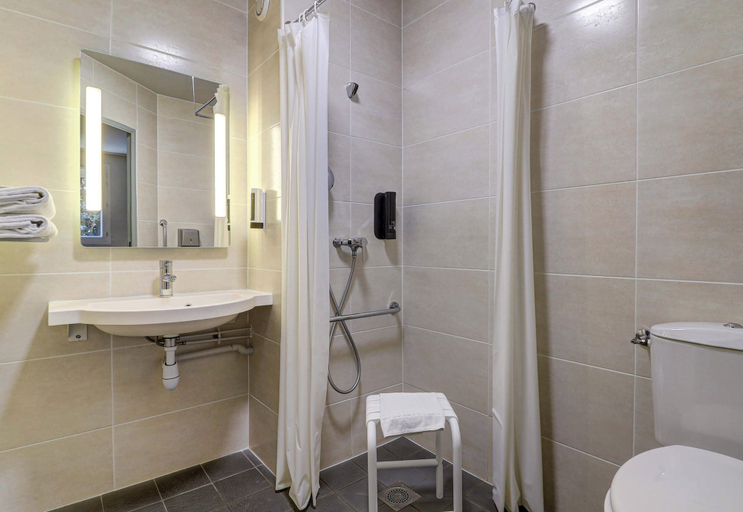 Bathroom 4, B&B HOTEL Beaune Nord, Côte-d'Or