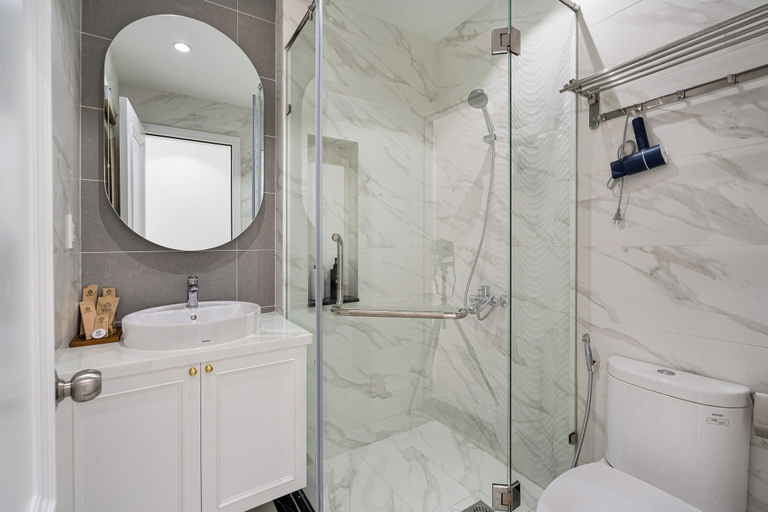 Bathroom 4, The Royal Hotel & Apartment, District 7