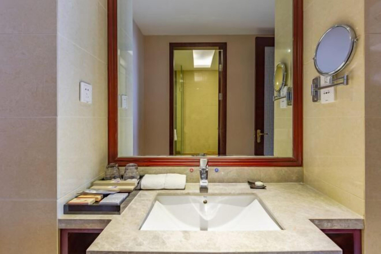 Bathroom 5, Days Hotel by Wyndham Suixian Shennong, Suizhou Shi