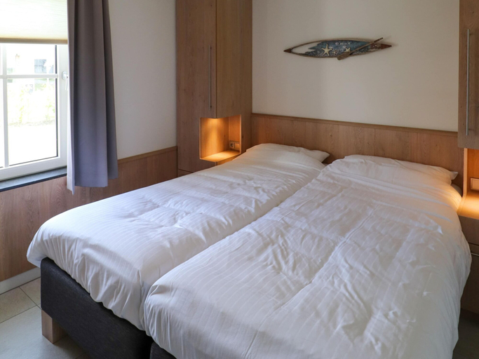 Room 5, Luxury Villa with Sauna & Hot Tub at Lake, Lemsterland