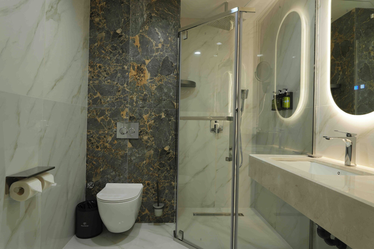 Bathroom 5, Mounthree