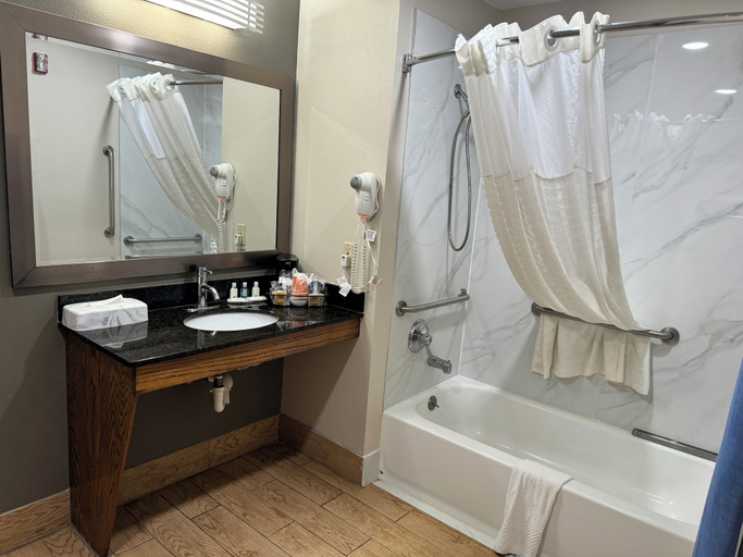 Bathroom 4, Quality Inn Lagrange East I-85, Troup