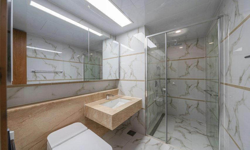 Bathroom 3, BOOKING THE BAY, Dong