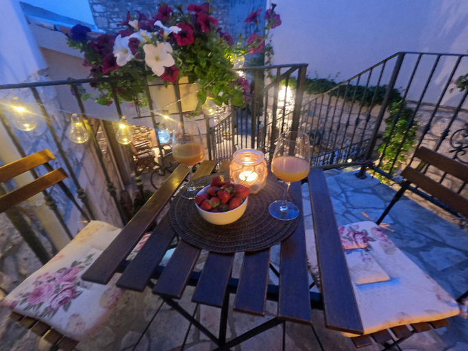 2, Stone House Hedonia, Blato