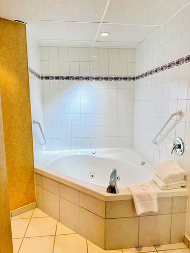 Bathroom 5, Travelodge by Wyndham Prince Albert, Division No. 15