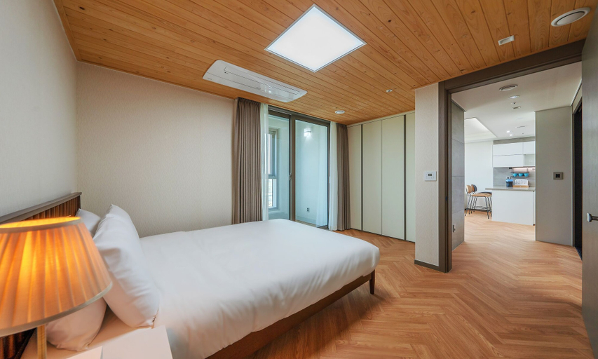 Bedroom 5, BOOKING THE BAY, Dong