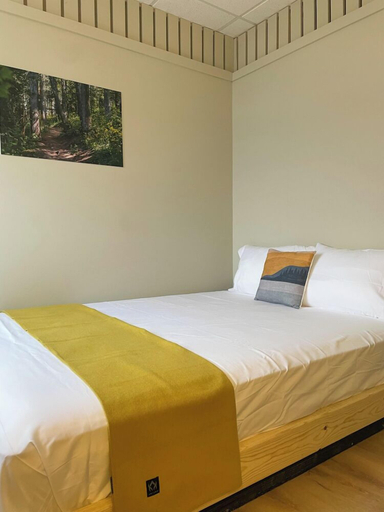 Bedroom 5, Zenith Basecamp, Saint Louis