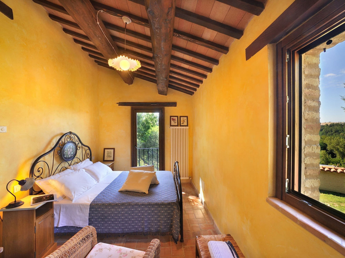 Room 2, Holiday Home in Pontano With Garden, Macerata