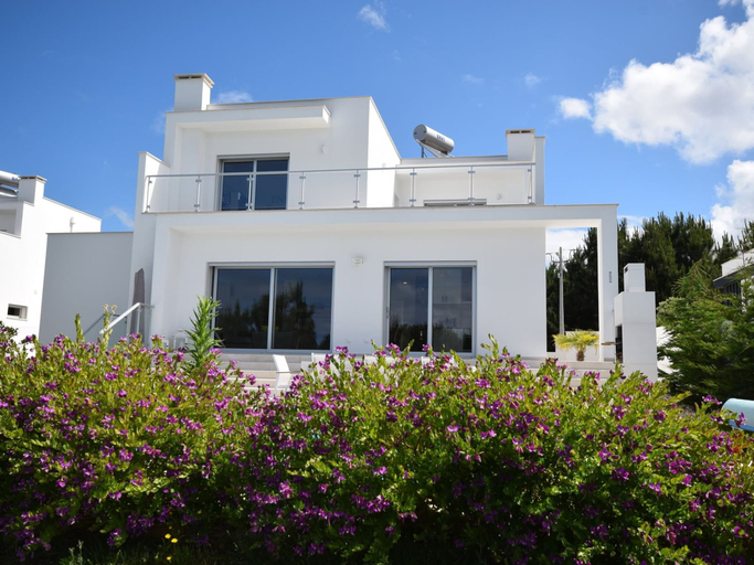 Exterior & Views, Villa in Foz do Arelho With Pool & Beach, Caldas da Rainha