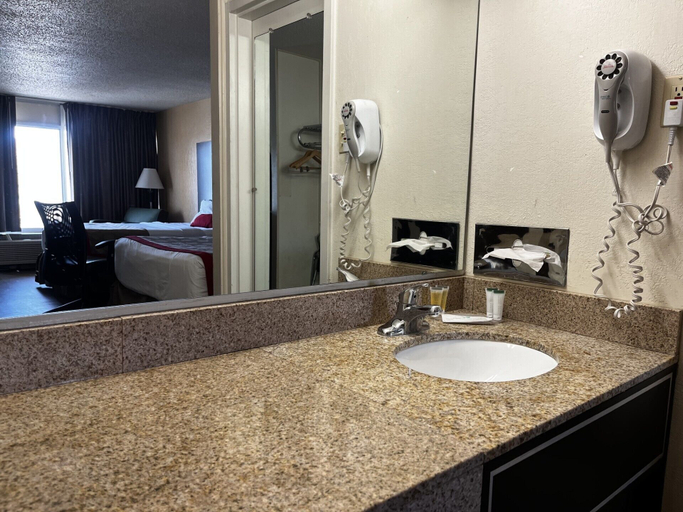 Bathroom 5, Budget Inn, Albany