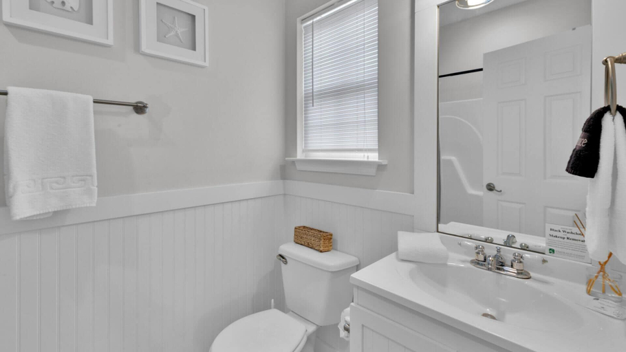 Bathroom 4, Luna Sea, Walton