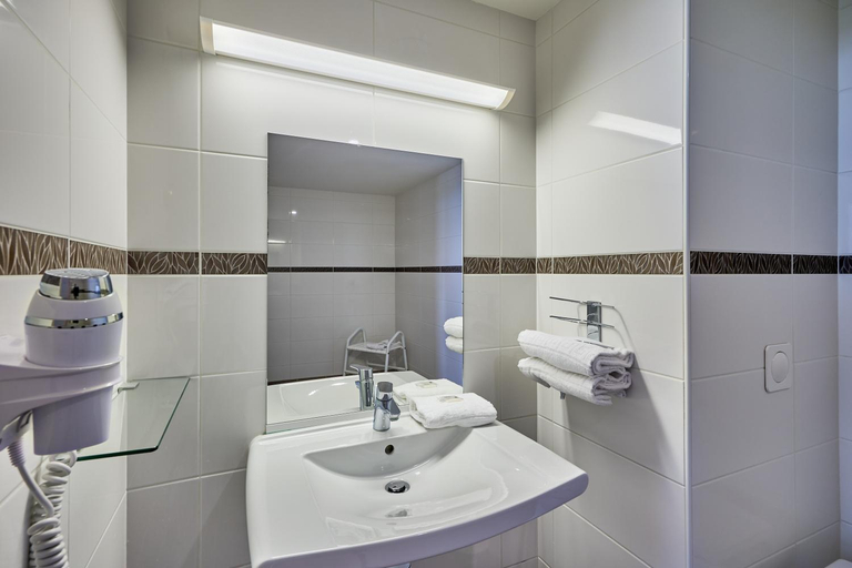 Bathroom 3, Hotel Goodwood, Calvados