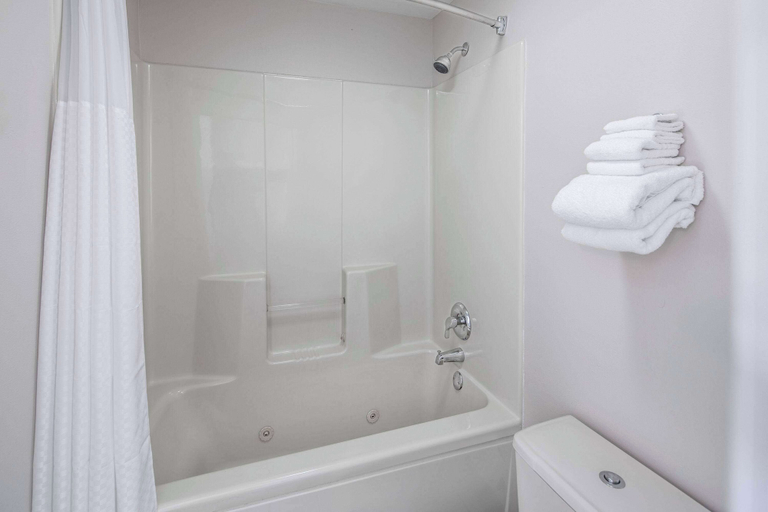 Bathroom 4, Baymont by Wyndham Cleveland, Bradley