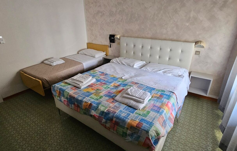 Bedroom 3, Paper moon, Rimini