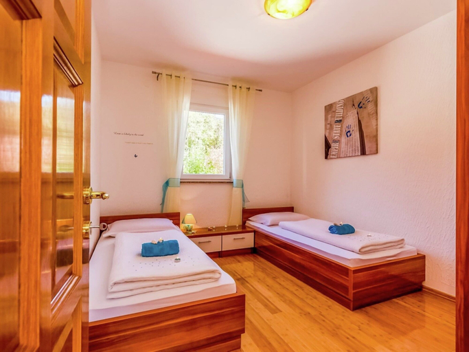 Bedroom 2, Alluring Apartment in Dramalj with Hot Tub, Crikvenica
