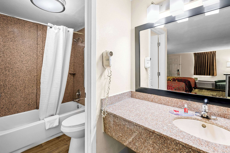 Bathroom 4, Econo Lodge Kingsport, Sullivan