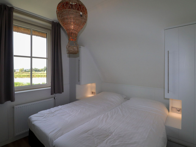 Room 3, Luxury Villa with Sauna & Hot Tub at Lake, Lemsterland