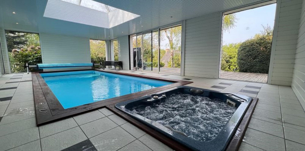 Pool 3, Pleasant Holiday Home With Garden, Morbihan