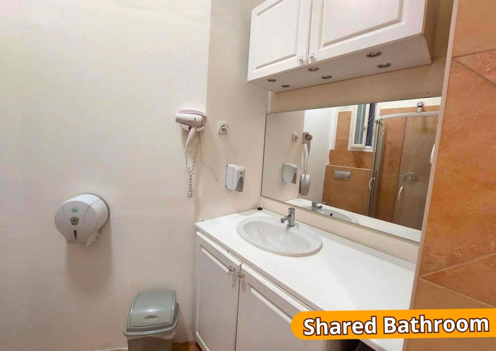 Bathroom 4, GoodMo Budapest Smart Rooms, Budapesti