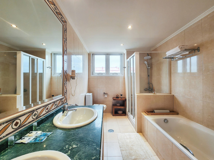 Bathroom 3, Hotel Faranda Rias Altas, Ascend Hotel Collection, A Coruña