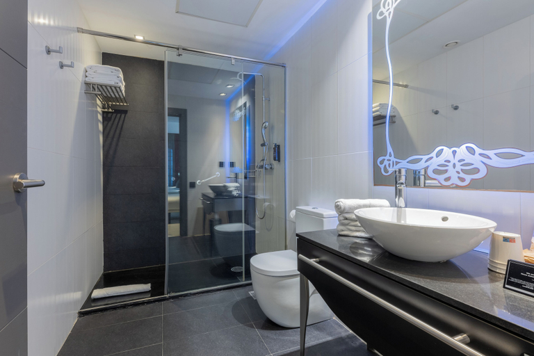 Bathroom 4, Hotel Ciutadella Barcelona, Barcelona