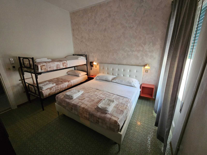 Bedroom 4, Paper moon, Rimini