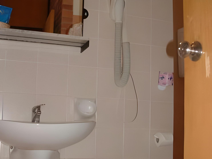 Bathroom 11