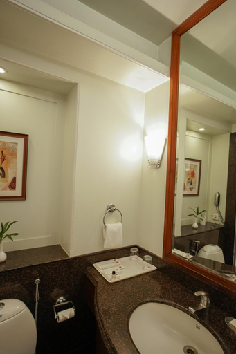 Bathroom 2, Clarion Hotel Bella Casa, Jaipur