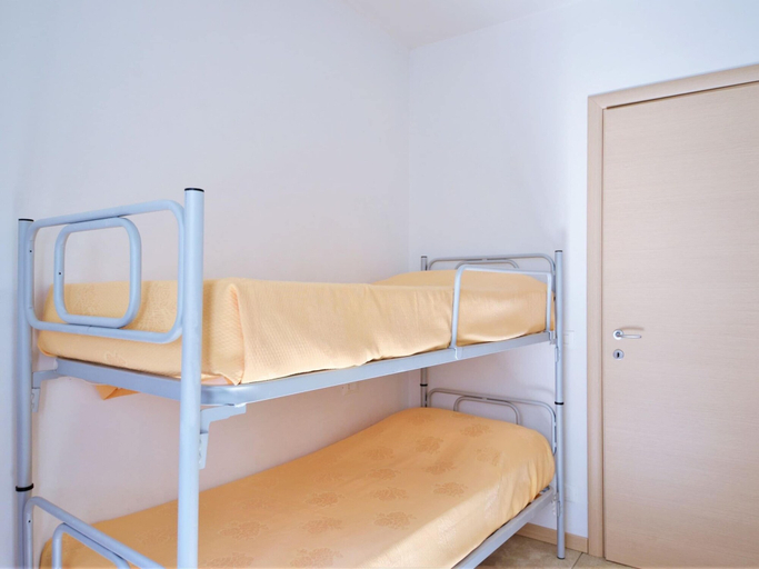 Room 5, Apartment at Lago di Como Near Dervio Beach, Lecco