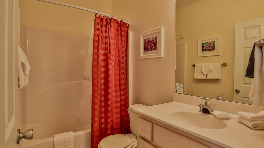 Bathroom 4, Robbins' Nest, Walton