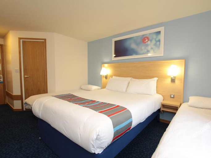 Bedroom 3, Travelodge Leatherhead, Surrey