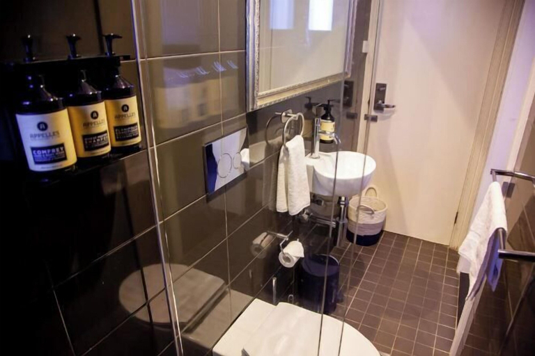 Bathroom 28