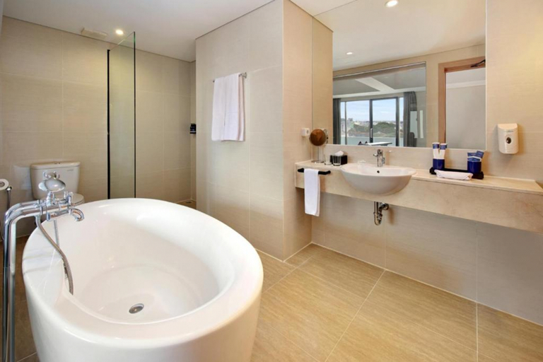 Bathroom 4, Aston Inn Pantai Losari Makassar, Makassar