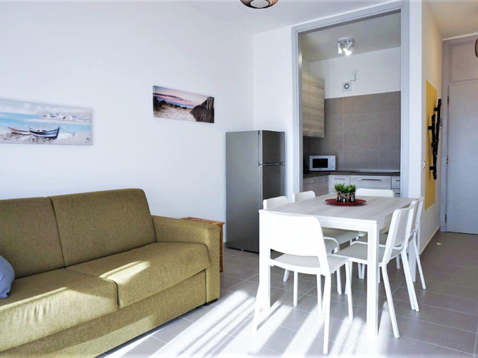 Dining 2, 5-person Caorle Apartment With Pool, Venezia