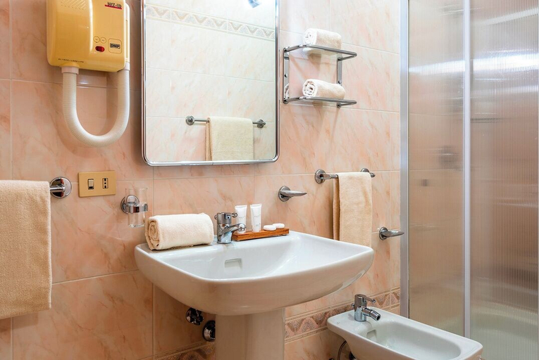 Bathroom 4, Hotel Iris, L'Aquila