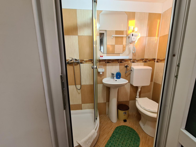 Bathroom 2, Casa Bianca, Limanu