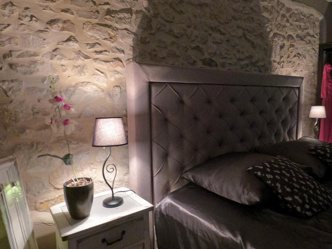 5, Stone House Hedonia, Blato