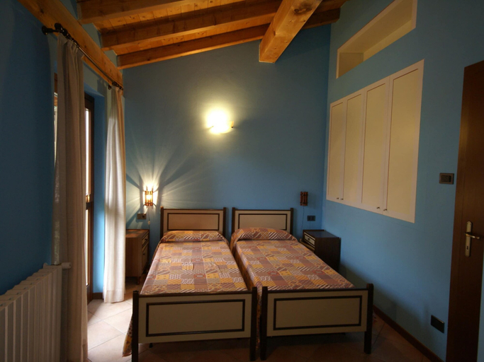 Room 2, Holiday Home in Idro Near Scenic Hills, Brescia