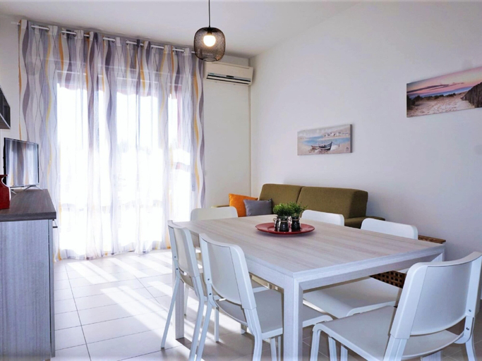 Dining 3, 5-person Caorle Apartment With Pool, Venezia