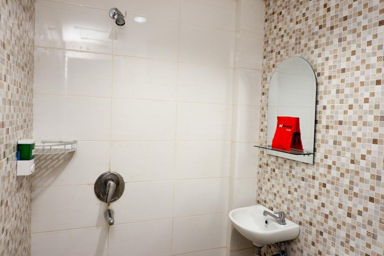 Bathroom, RedDoorz near Java Supermall Semarang, Semarang