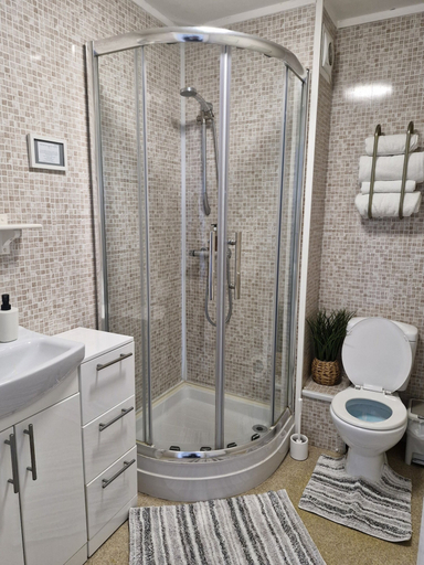Bathroom 4, Warwick Lodge Guesthouse, Cumbria