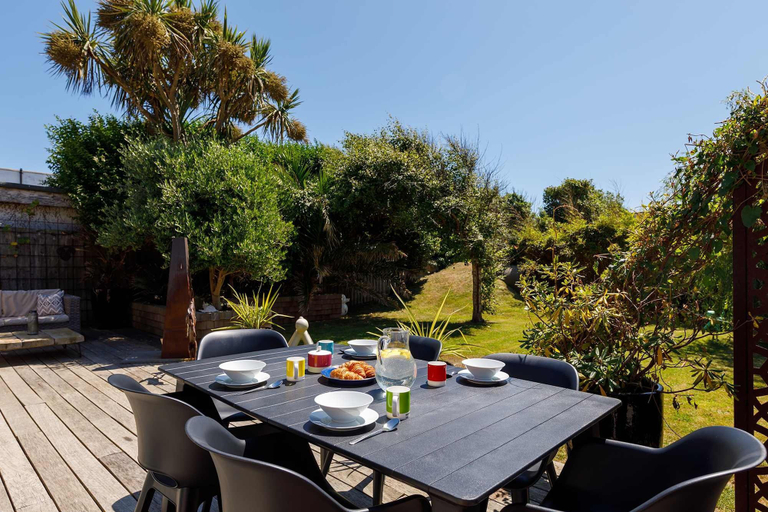 Room 4, Gorgeous Home for 12 - Walk to Beach - Sea View, West Sussex