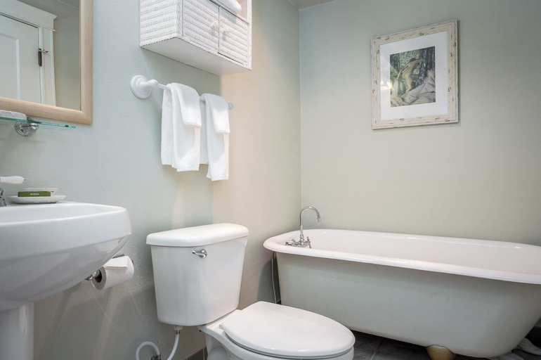 Bathroom 3, Hotel Condon, Gilliam