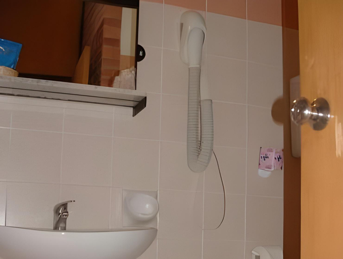 Bathroom 10