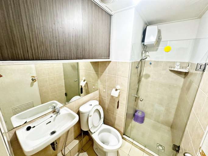 Bathroom 4, Cozy 2BR Apt with direct access to Baywalk Mall at Apt Green Bay Pluit Tower H, North Jakarta