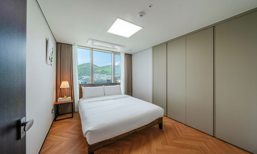 Bedroom 4, BOOKING THE BAY, Dong