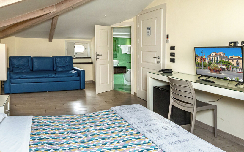 Bedroom 5, Blurooms, Napoli