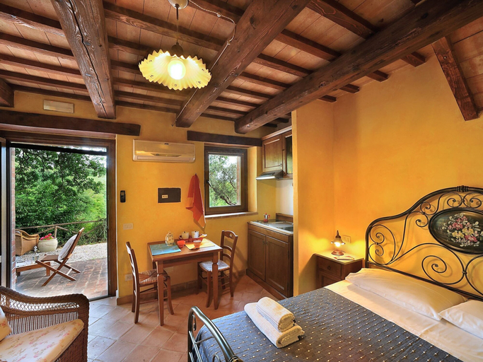 Room 5, Holiday Home in Pontano With Garden, Macerata