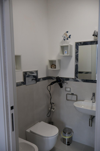 Bathroom 3, Verdemare, Trapani
